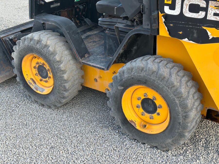 Pneumatici JCB 225 del 2012 in vendita da DAMAC