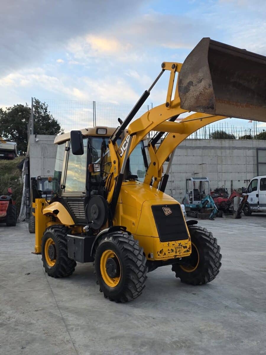 Terna JCB 2CX 2013 in vendita a Foggia – vista laterale
