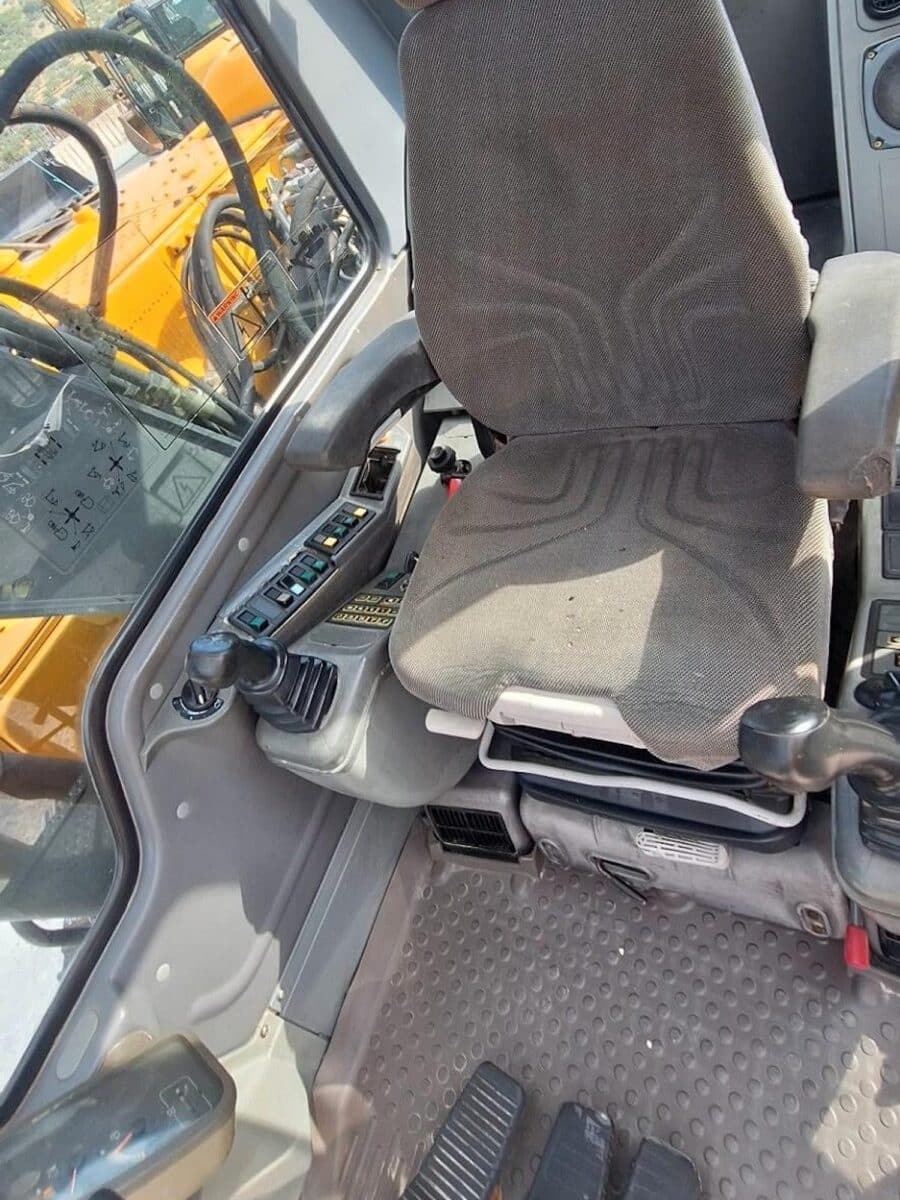 Interno cabina VOLVO EC140BLC usato in vendita da DAMAC