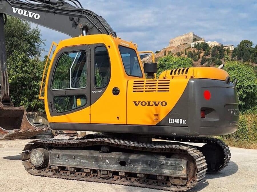 Dettaglio laterale VOLVO EC140BLC usato in vendita da DAMAC