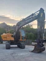 Vista laterale VOLVO EC140BLC usato in vendita da DAMAC