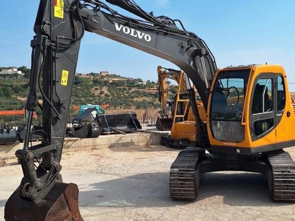 Vista frontale VOLVO EC140BLC usato in vendita da DAMAC