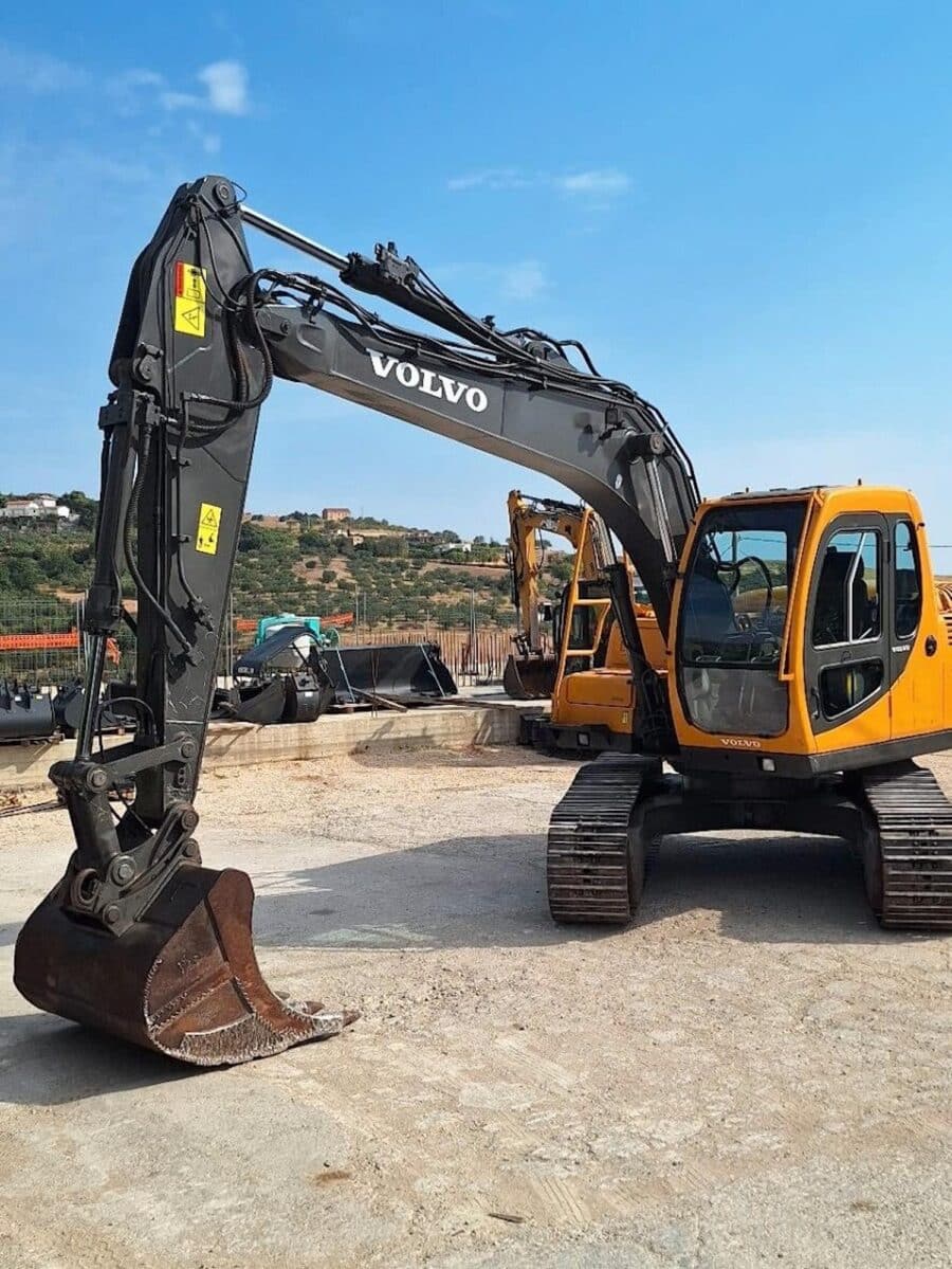 Vista frontale VOLVO EC140BLC usato in vendita da DAMAC