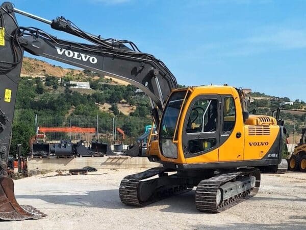 Escavatore cingolato VOLVO EC140BLC usato in vendita da DAMAC