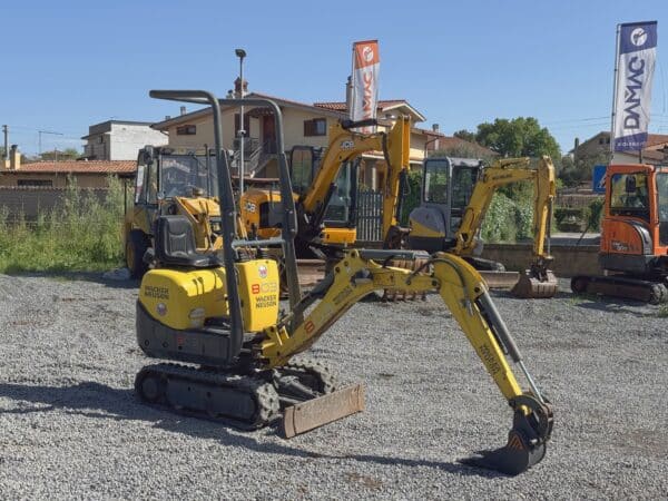 Miniescavatore Wacker Neuson 803 vista laterale compatta