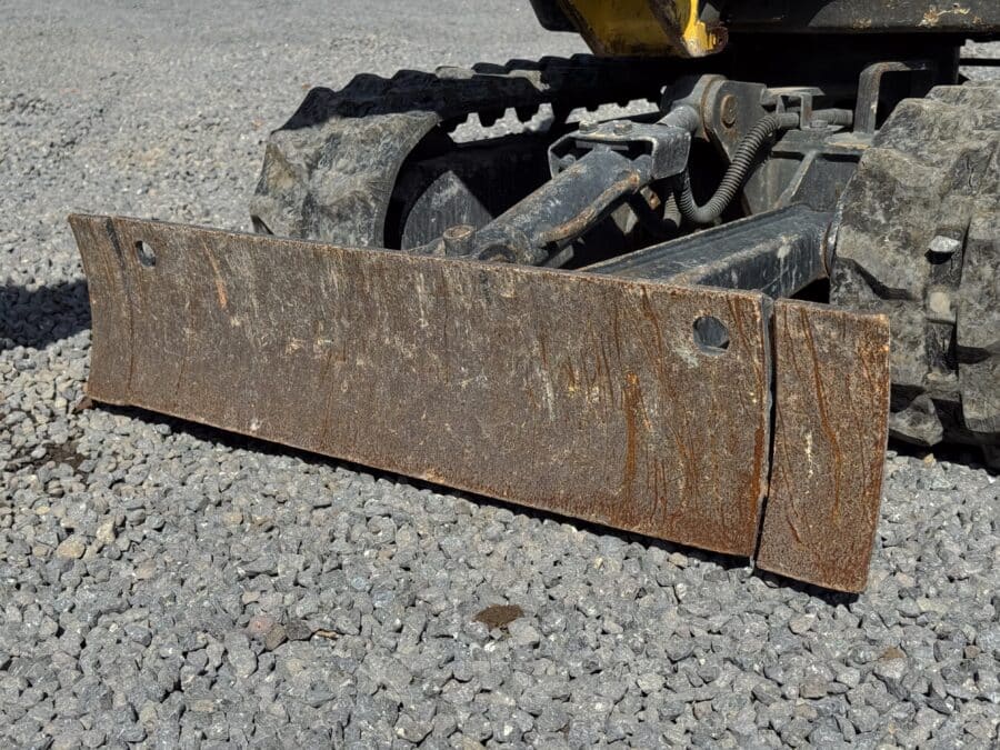 Wacker Neuson 803 miniescavatore vista frontale con lama abbassata