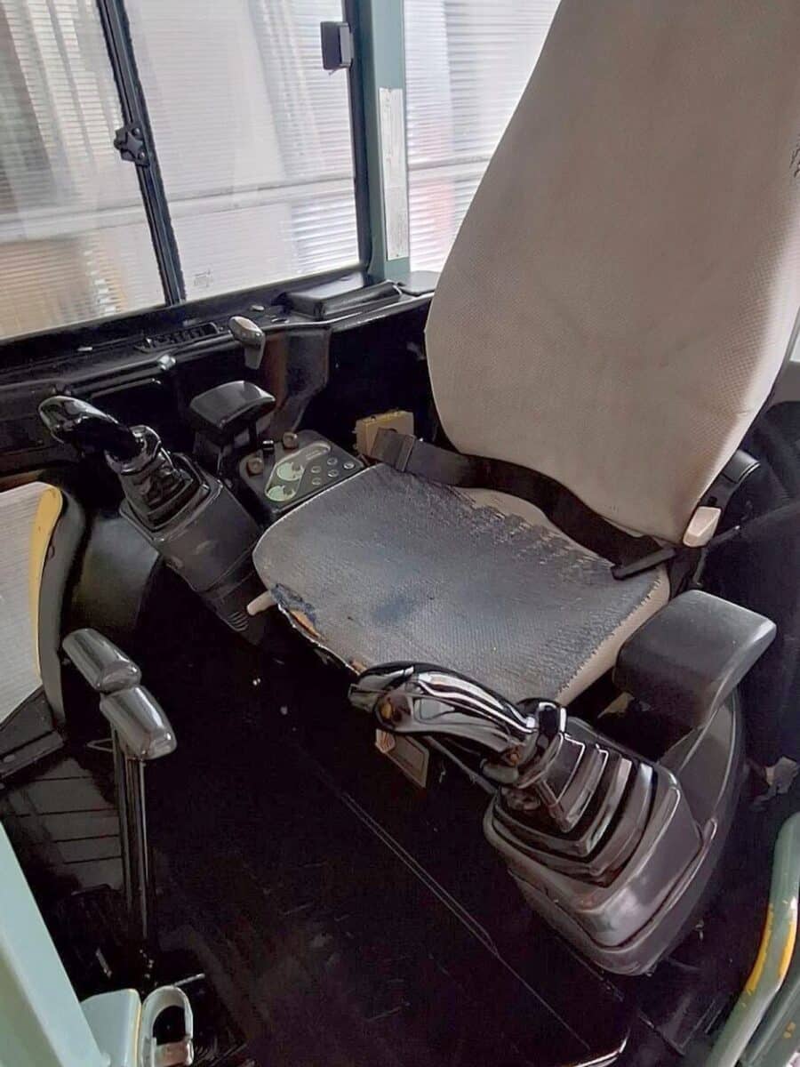 Interno cabina Yanmar VIO30