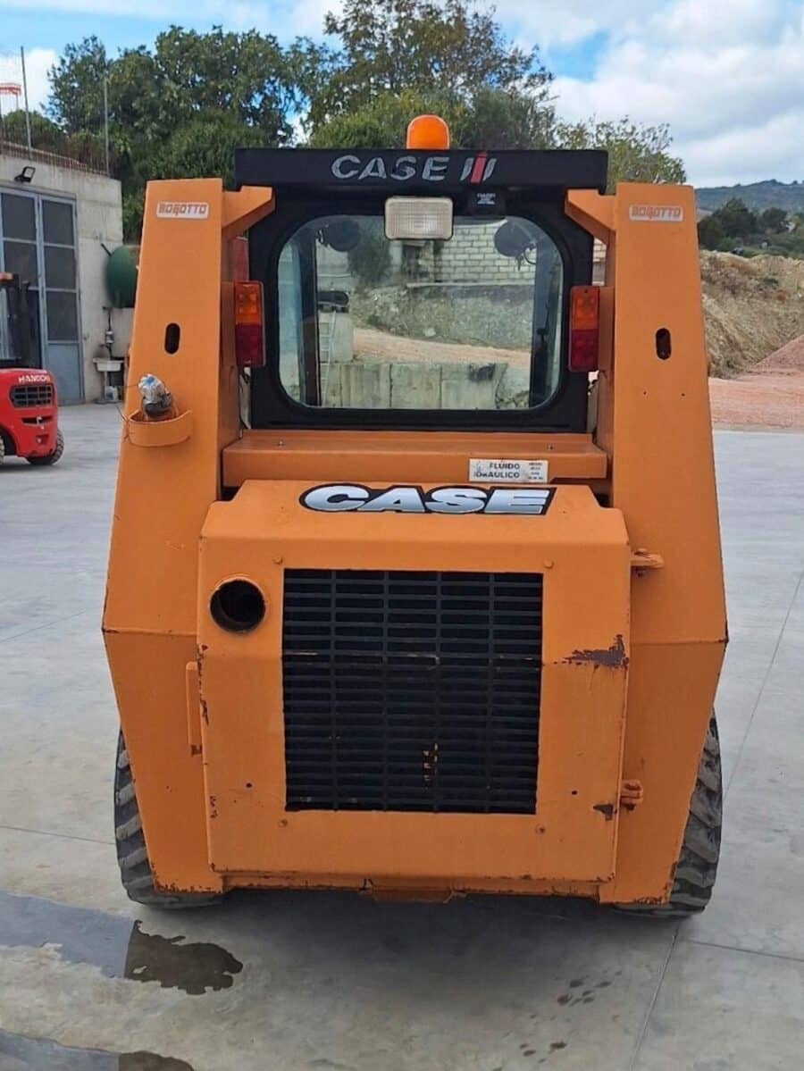 Descubre la cargadora compacta CASE 721 de 1997: compacta, maniobrable y en buen estado. Sólo 4400 horas de trabajo y cuchara estándar incluida. Disponible inmediatamente en DAMAC.