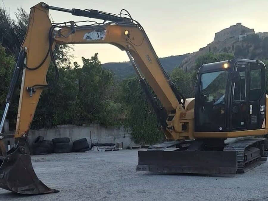Front view of 2019 Caterpillar 308E2CR for sale in Foggia, used in excellent condition.