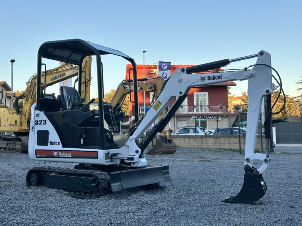 Miniescavatore BOBCAT 323 vista frontale in esposizione DAMAC