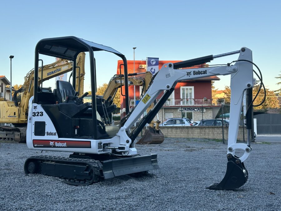 Miniescavatore BOBCAT 323 vista frontale in esposizione DAMAC