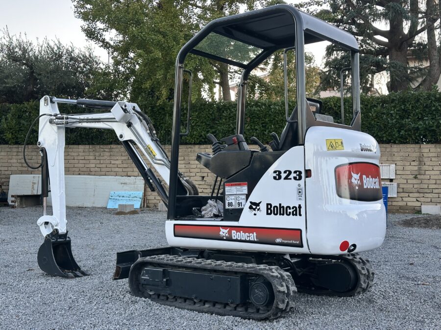 Vista laterale BOBCAT 323