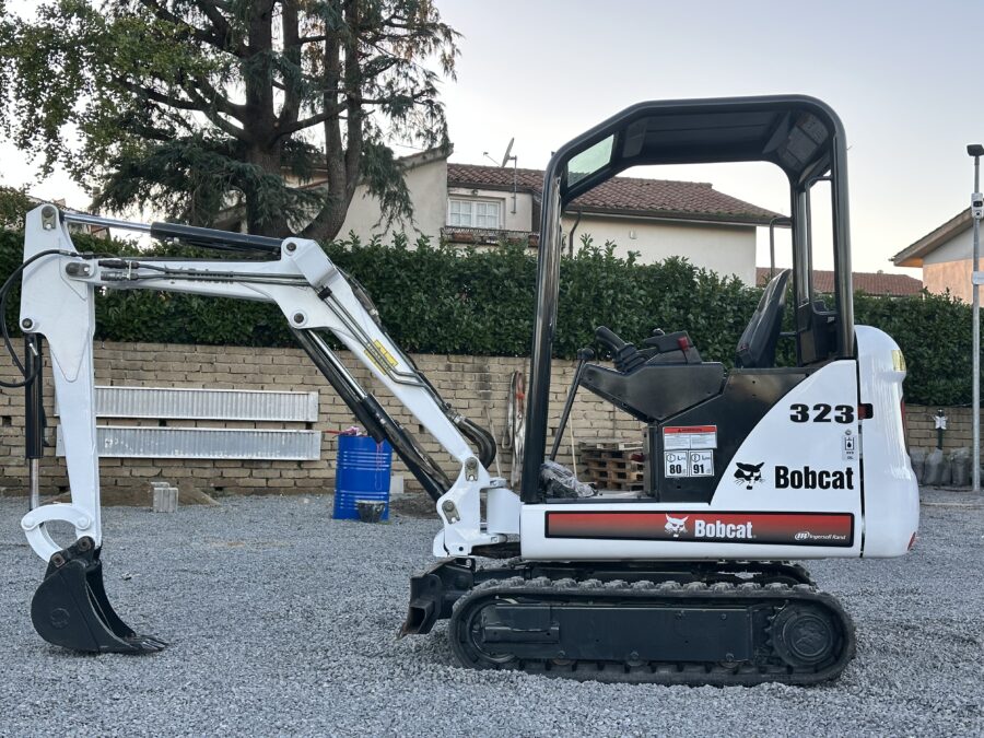 Vista laterale BOBCAT 323 carro variabile e cingoli nuovi