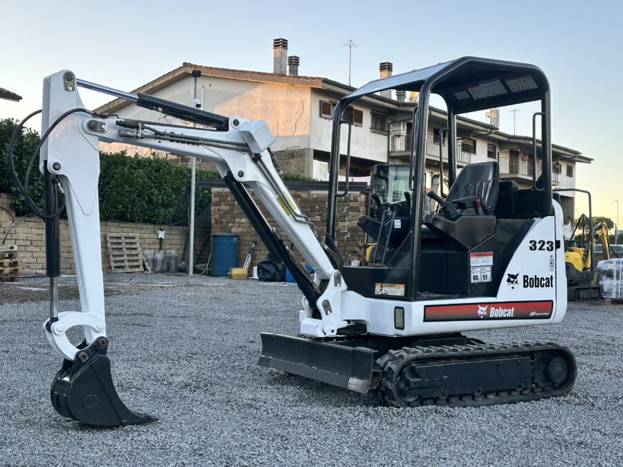 Miniescavatore BOBCAT 323 vista frontale in esposizione