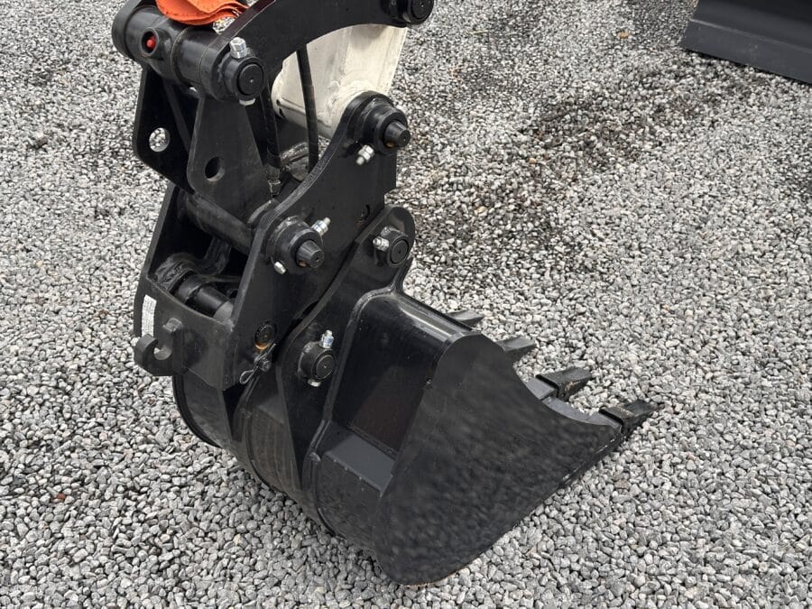 LONKING CDM6035 mini excavator detailing hydraulic quick coupler