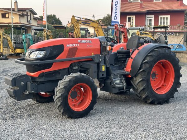 Trattore Kubota M5071 vista frontale in esposizione DAMAC