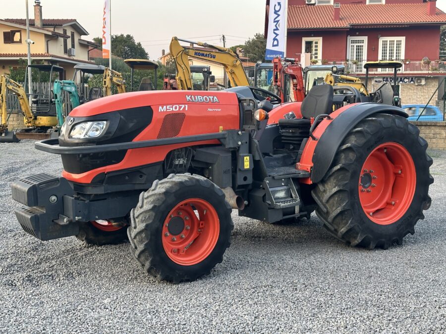 Trattore Kubota M5071 vista frontale in esposizione DAMAC