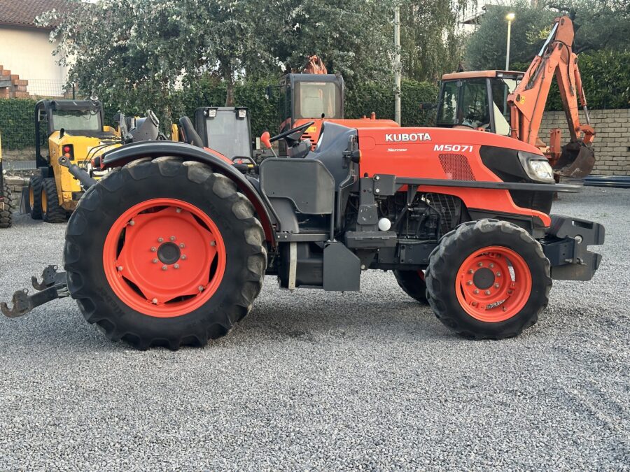 Trattore Kubota M5071 vista laterale in esposizione DAMAC
