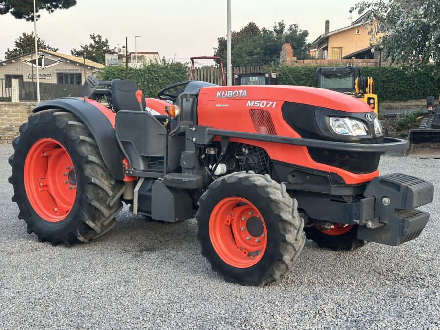 vista fronte laterale Trattore agricolo Kubota M5071