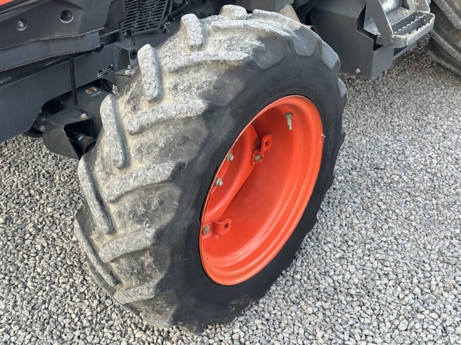 Pneumatici del Kubota M5071 al 60 percento in campo