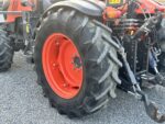 Pneumatici del Kubota M5071 al 60 percento in campo