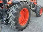 Pneumatici del Kubota M5071 al 60 percento in campo