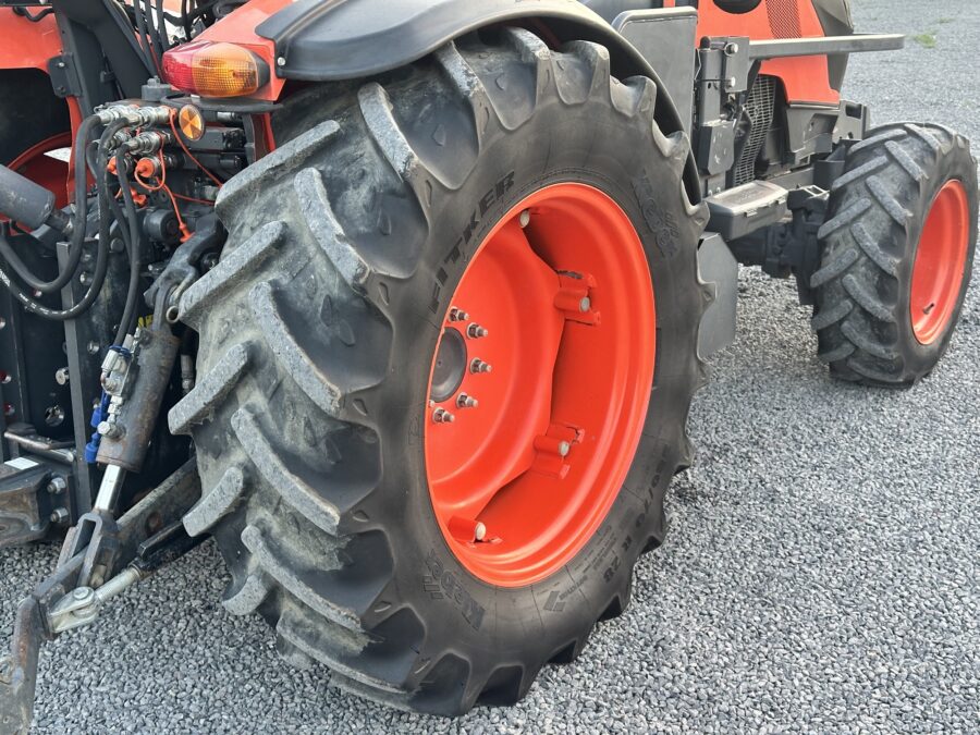 Pneumatici del Kubota M5071 al 60 percento in campo