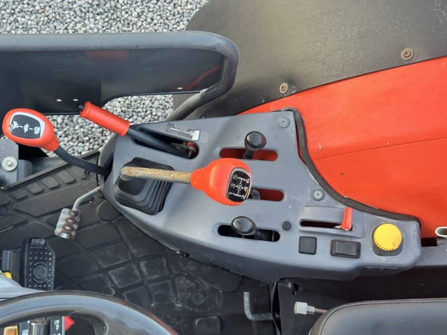 Trattore usato Kubota M5071 leve e comandi