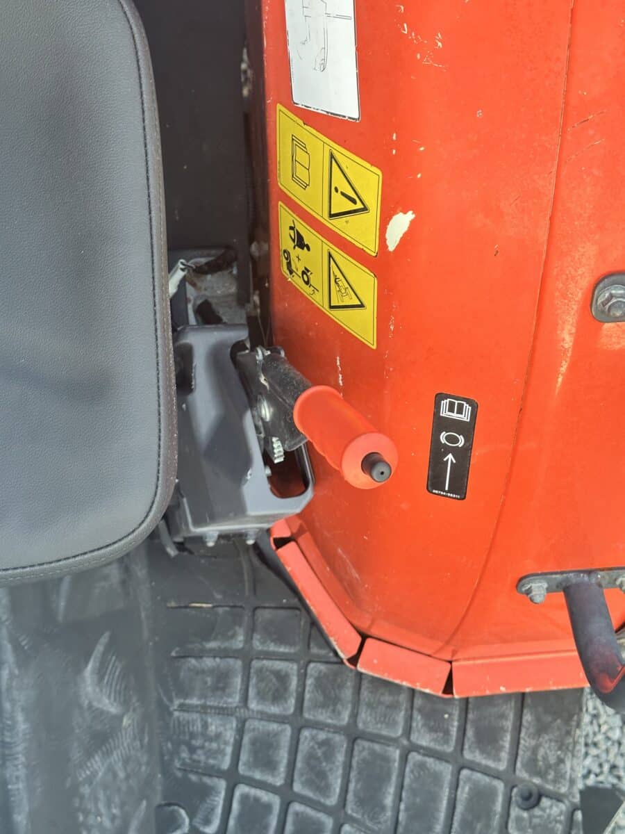 Kubota M5071 leva cabina aperta lato guida con comandi manuali