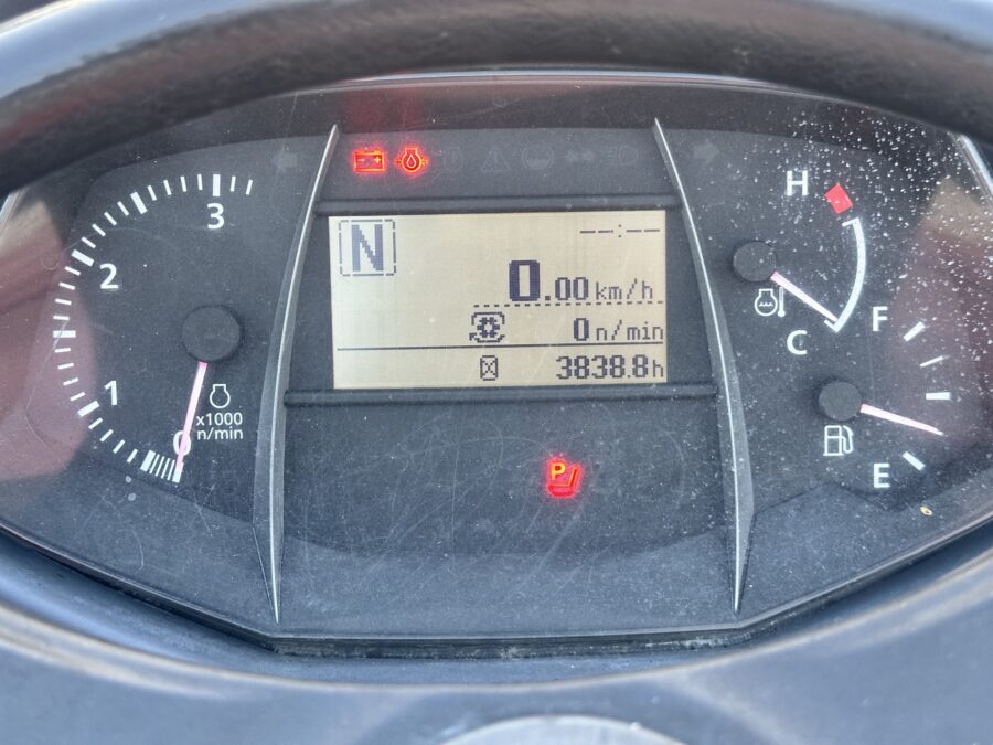 Trattore Kubota M5071 vista quadro in esposizione DAMAC