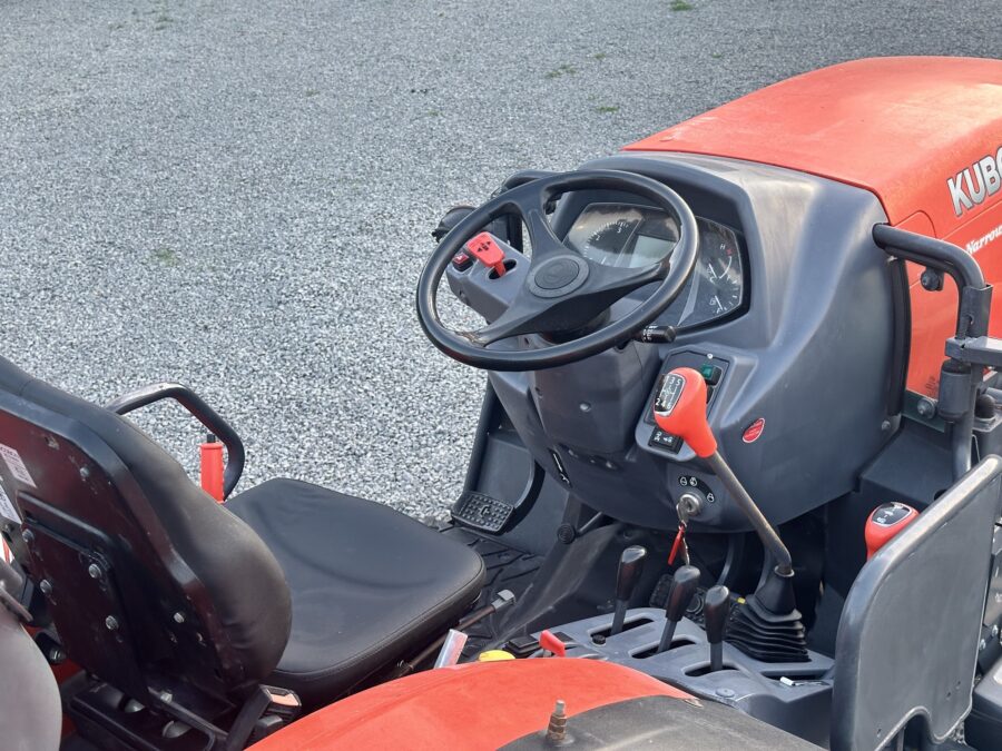 altra vista Kubota M5071 cabina aperta lato guida con comandi manuali
