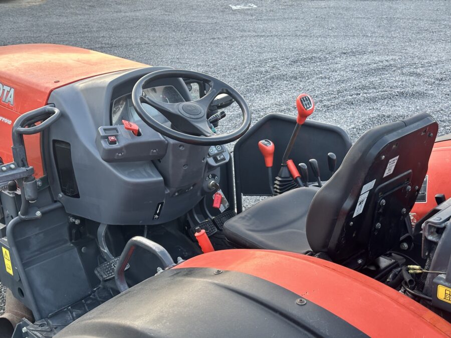 Kubota M5071 cabina aperta lato guida con comandi manuali