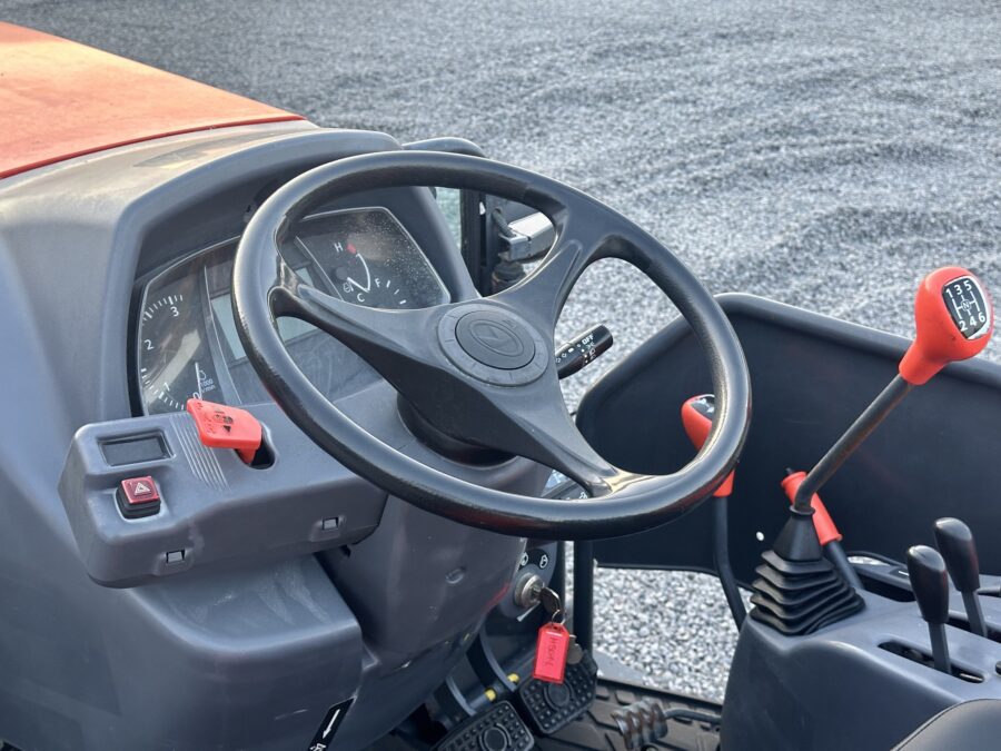 dettaglio Kubota M5071 cabina aperta lato guida con comandi manuali
