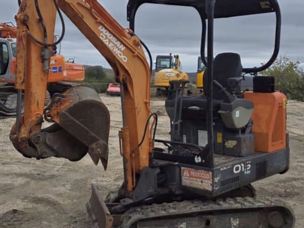 Home 12 Miniescavatore Daewoo Solar 015 Plus vista frontale con benna da scavo