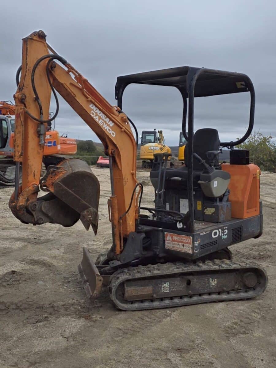 Miniescavatore Daewoo Solar 015 Plus vista frontale con benna da scavo