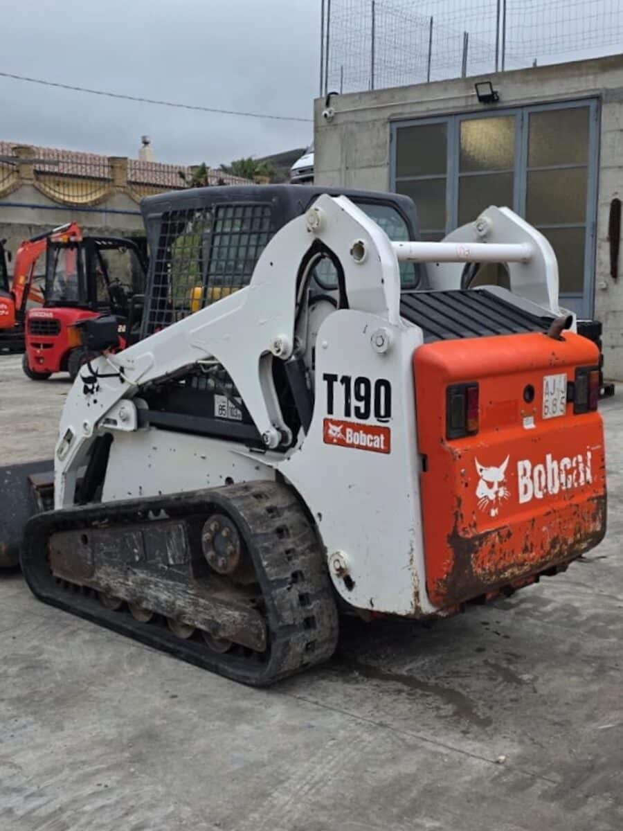 JCB 190T side view and rear view with track detail