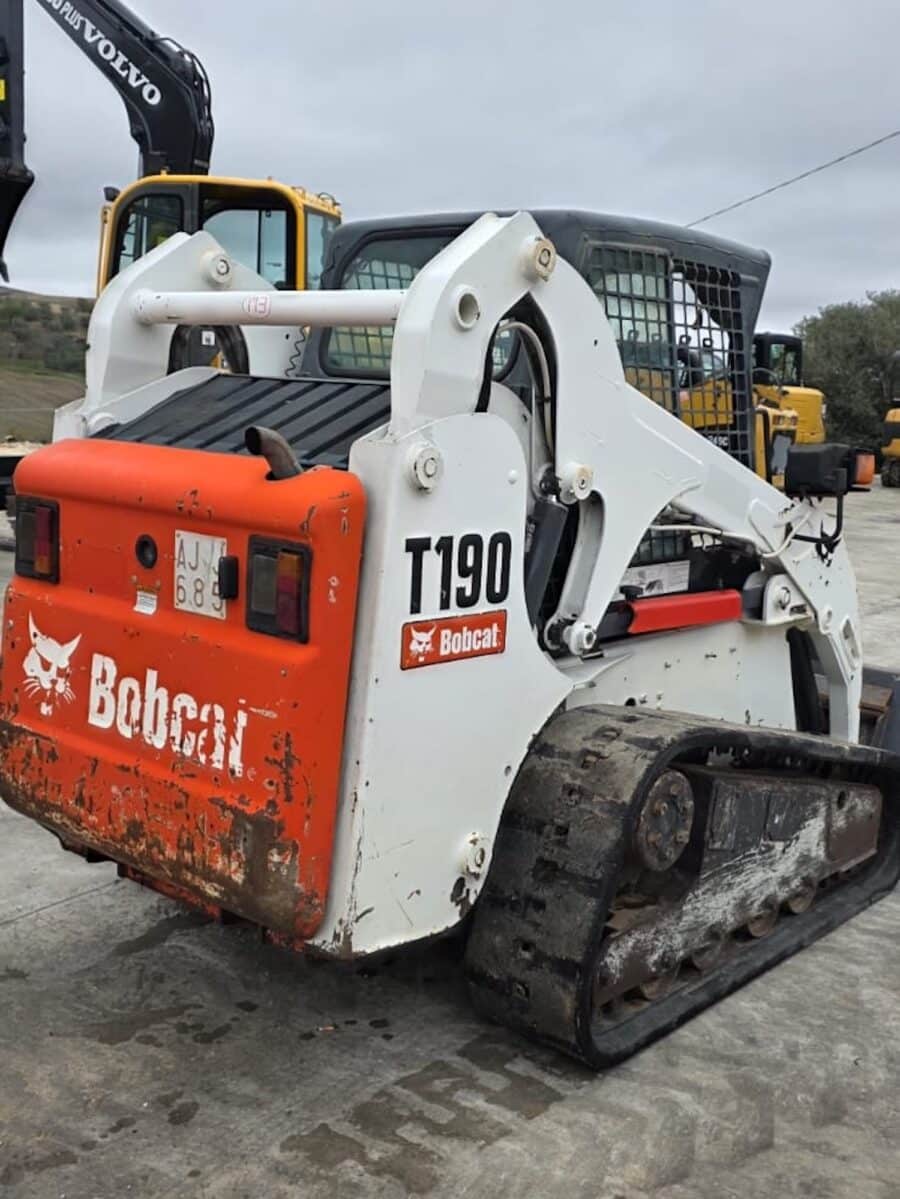 JCB 190T side view with track detail