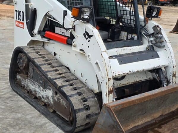 Vista laterale BOBCAT T190con benna standard installata