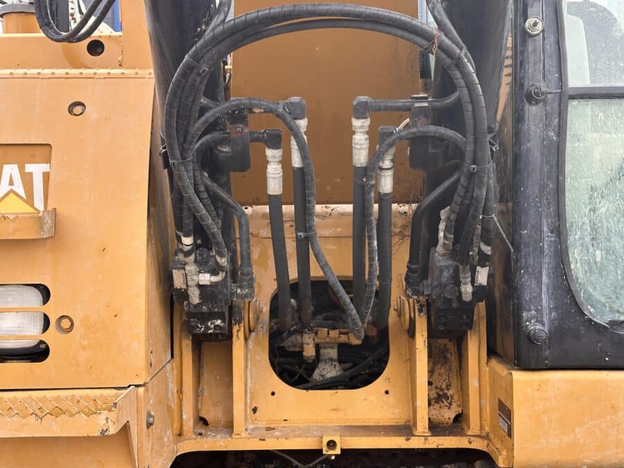 Dettaglio impianto idraulico escavatore cingolato Caterpillar 314D