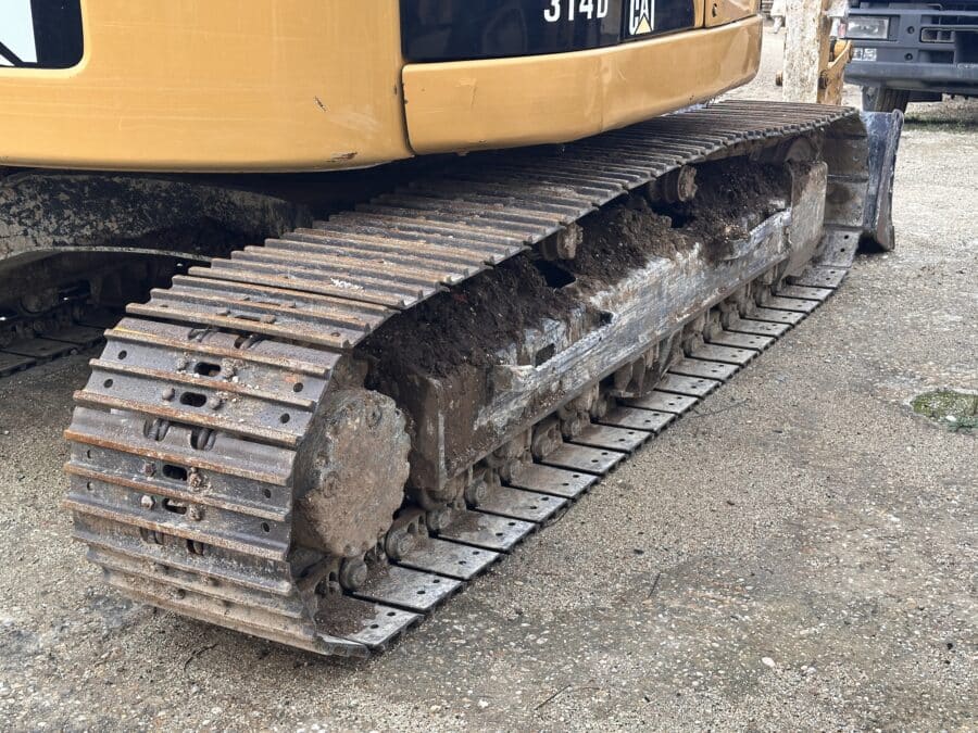 Dettaglio cingolo in ferro destro al 60% del Caterpillar 314D