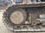 Dettaglio ruota dentata del cingolo in ferro del Caterpillar 314D