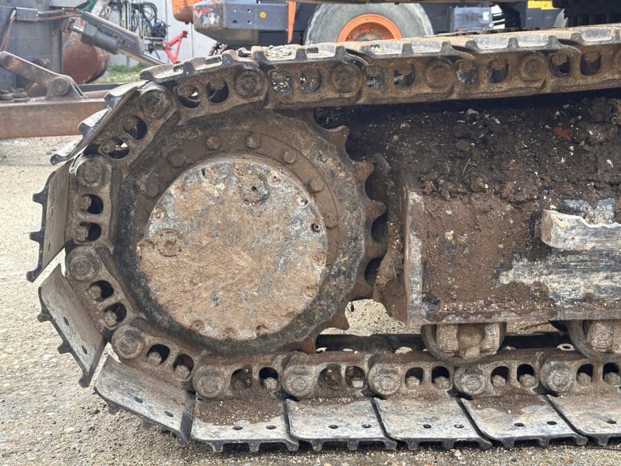 Dettaglio ruota dentata del cingolo in ferro del Caterpillar 314D