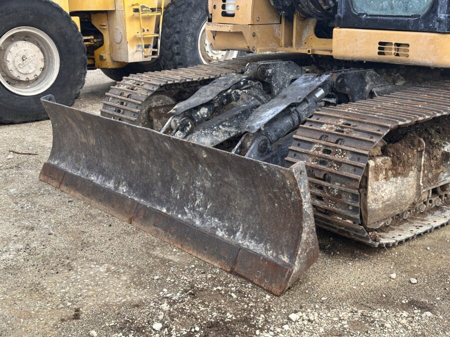 Dettaglio lama e carro escavatore cingolato Caterpillar 314D