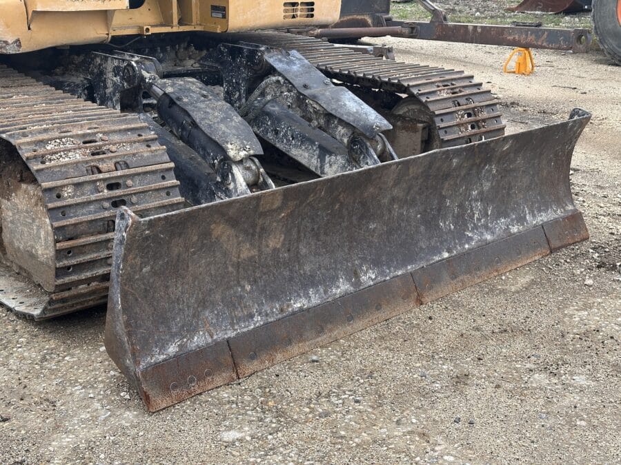 Dettaglio carro con lama e cingoli in ferro escavatore cingolato Caterpillar 314D