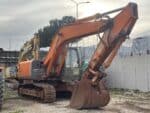 Escavatore Hitachi ZX240N-3 vista frontale sul piazzale DAMAC Roma