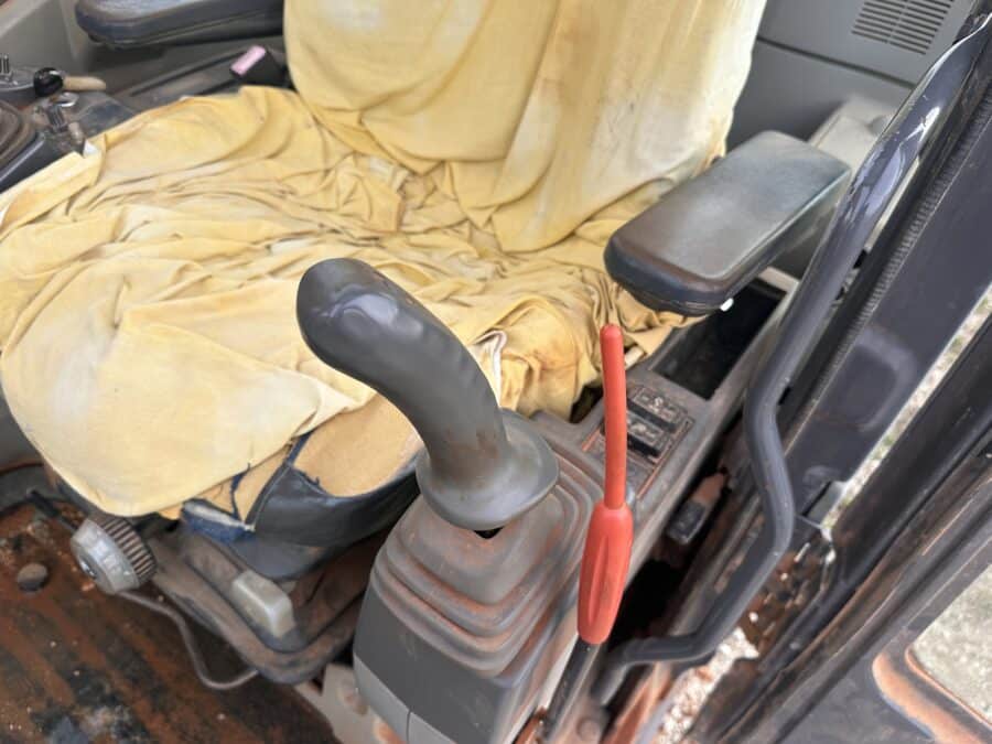 comandi operatore di sinistra nella cabina chiusa del Hitachi zx240n-3