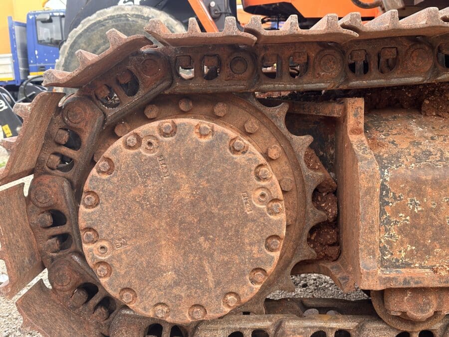 dettaglio ruota dentata sinistra escavatore cingolato hitachi zx240n-3