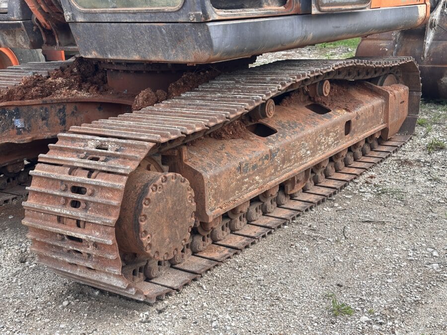Dettaglio cingolo sinistro al 70% del Hitachi ZX240N-3