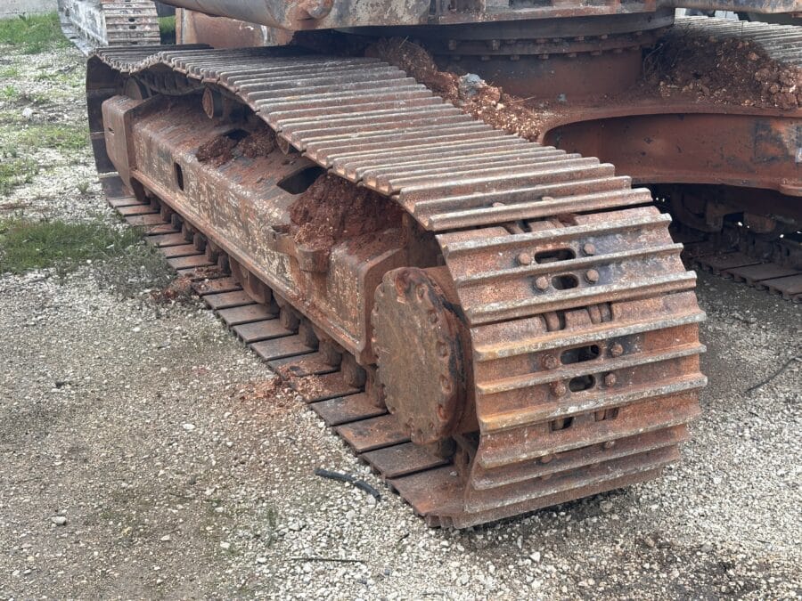 Dettaglio cingolo destro al 70% del Hitachi ZX240N-3