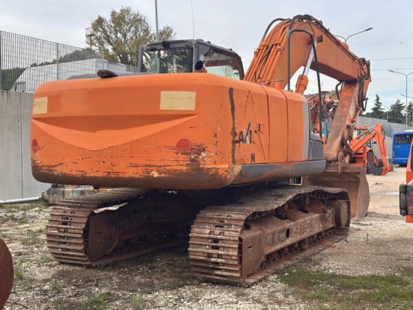 Vista posteriore dell’Hitachi ZX240N-3 con contrappeso